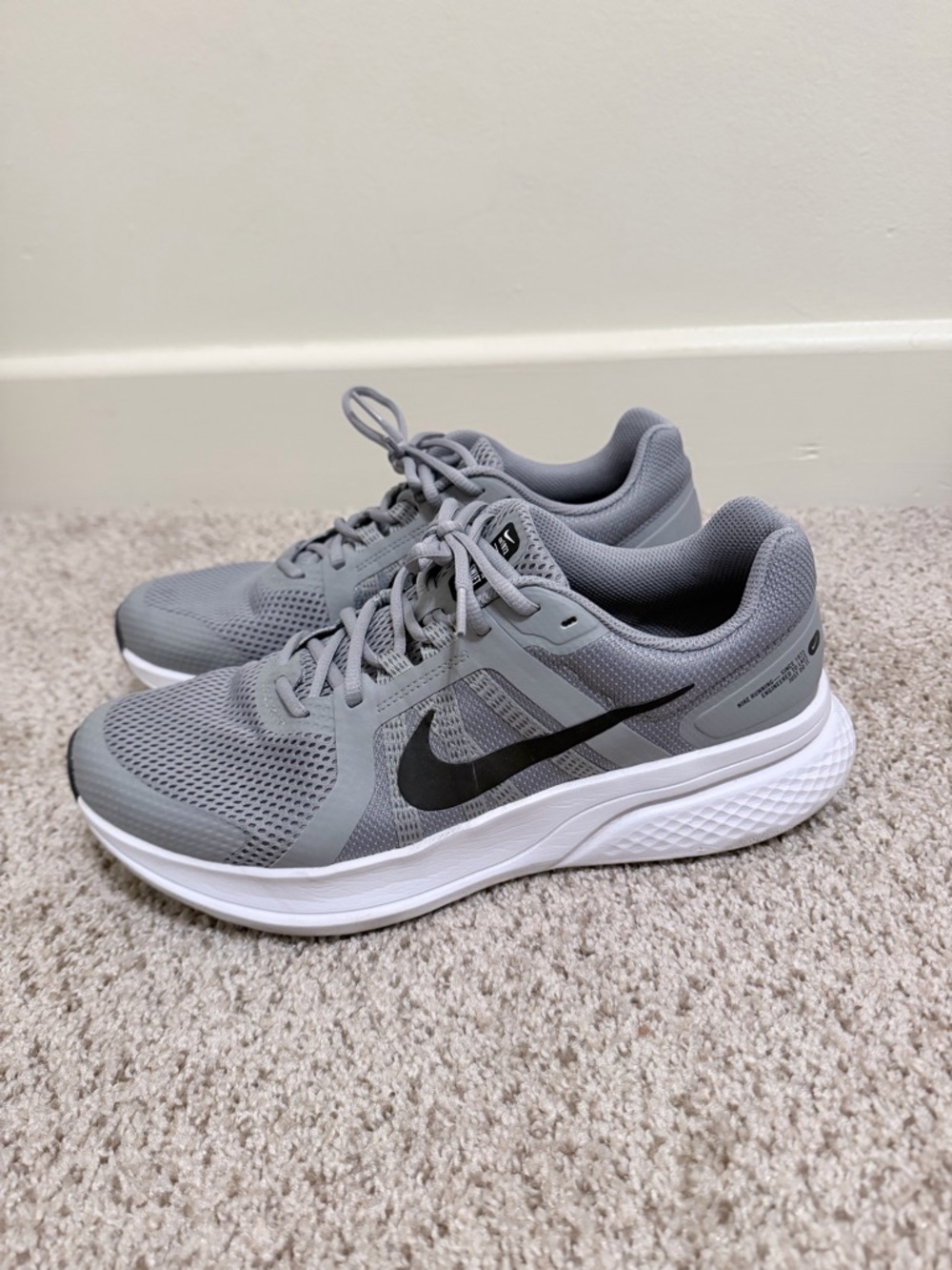 Nike Men's Light Gray Athletic Running Shoes with Black Swoosh